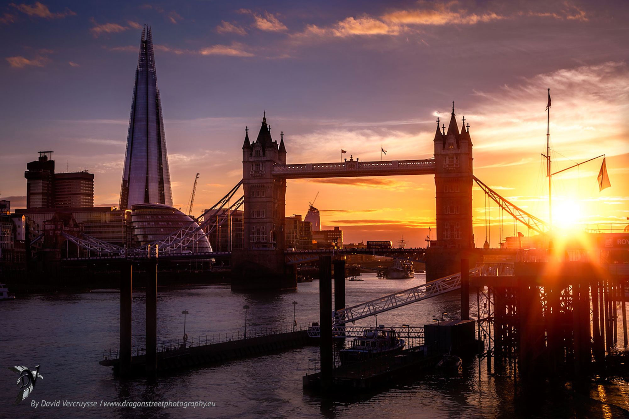 Le Tower Bridge au coucher du soleil, Londres, Angleterre